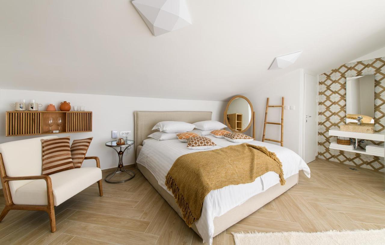Gallery Luxury & Rooms-only Adults Split