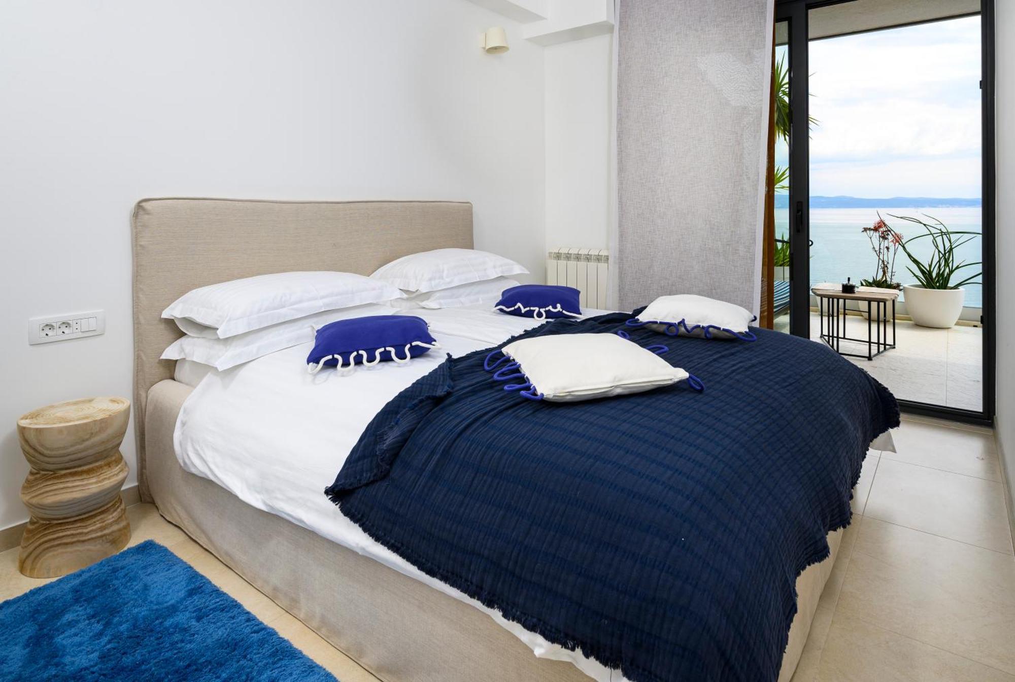 Gallery Luxury & Rooms-only Adults Split