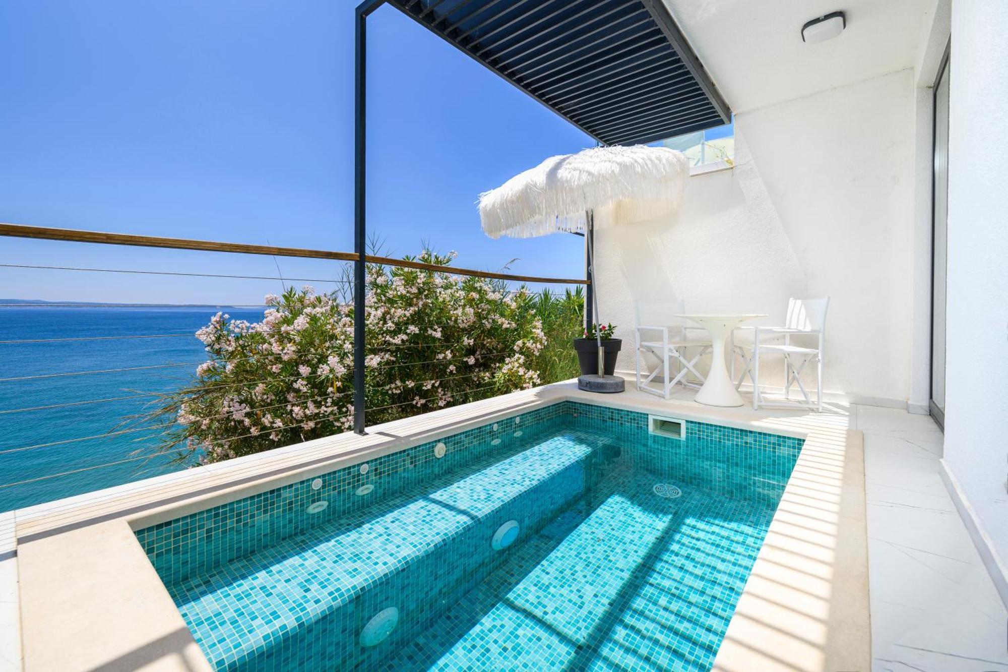 Gallery Luxury & Rooms-only Adults * Split